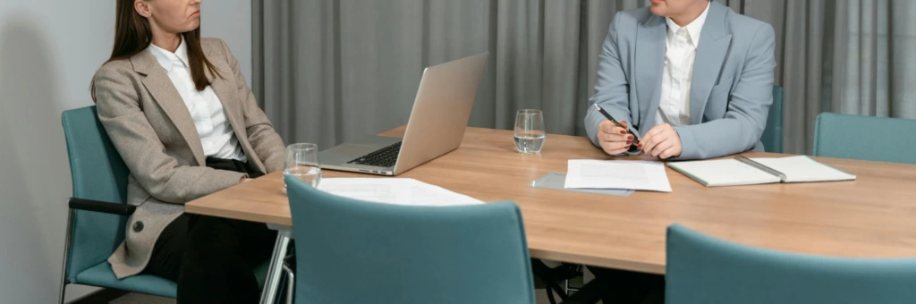 Företagare får rådgivning om att starta eget företag vid ett möte.